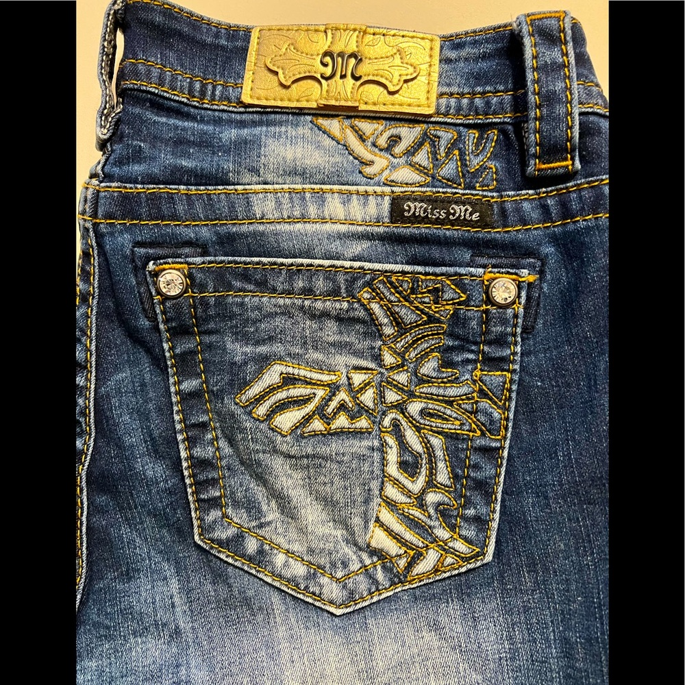 Miss Me Women’s Medium Wash Mid Rise Winged Cross Pockets Slim Boot Cut Size 31